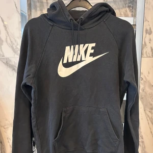 Svart hoodie från Nike - Säljer en svart hoodie från Nike i storlek XS. Köparen står för frakten!💗