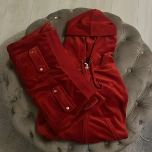 Rött Juicy sett - Säljer en snyggt Juicy sett med hoodie med dragkedja och huva. Den har långa ärmar och en croppad passform. Perfekt och bekvämt 😇❤️