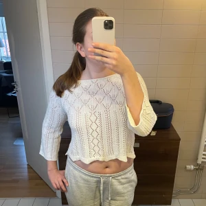 Vit tröja - Säljer en vit stickad tröja från Vero Moda. Tröjan har trekvartsärmar. Nypris ca 300. Hör av dig vid intresse! 🤍