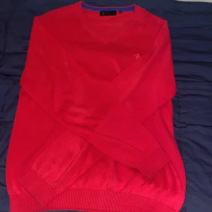Riley | Röd Stickad Tröja | L  - ‼️Röd Stickad Tröja Från Riley‼️ Märke: Riley 🏷️ Storlek: L 📏 Passform: Regular 📌 Skick: 7/10⭐️ Frakt: Skickar inom 1 dag 📦  Liten lagning under ena ärmen - inget som syns🪡
