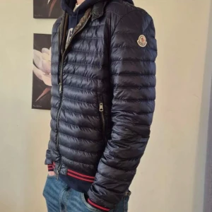 Moncler jacka - Asfet moncler jacka i storlek två(s), nästintill nyskick. Passar runt 175. Hör av er om ni har frågor :)