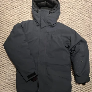 Marmot dunjacka - Snygg mörkgrå dunjacka från Marmot.