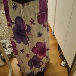 långkjol med hibiskus print🌺 - Säljer en sååå fin långkjol som tyvärr är för liten för mig. Den har en knytning i midjan för justerbar passform. Köpte på en marknad i Italien för ca 300kr. Mycket bra skick. Skriv om ni har prisförslag🌺💕