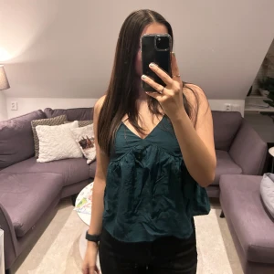 Mörkgrönt linne från Aware - Säljer ett mörkgrönt linne från Aware. Aldrig använd, storlek S. Köparen står för frakten!💗