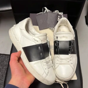 Valentino open - Säljer ett par riktigt feta opens! Storlek 42 på dessa men passar 43! Skick 8/10. Hör av dig vid minsta fundering!🤩