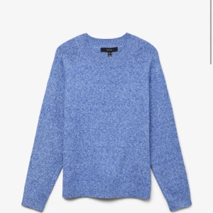 Stickad tröja i blått och rosa från vero Moda  - Säljer två mysiga stickade tröjor från vero moda  i två färger, en i ljusblått och en i ljusrosa. Perfekt för kyliga dagar med sin mjuka och bekväma passform. Köpte båda för 299kr styck och säljer de för 100+frakt styck. Kom privat för privata bilder. 