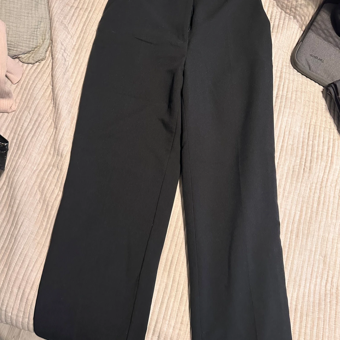 Svarta kostymbyxor