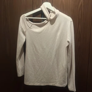 Beige off shouldertröja - Söt oss shoulder tröja över axeln