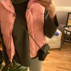 Rosa dunväst - Säljer den här snygga rosa västen.