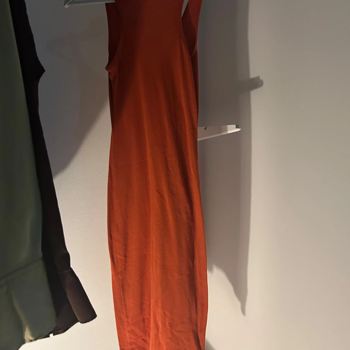 Orange ärmlös klänning