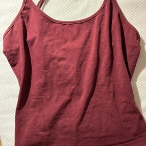 Vinrött Linne - Har använd ca 7 ggr. Säljer då det inte kommer till användning. Pris kan diskuteras 