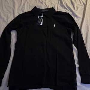 Långärmad Ralph Lauren Pike - Helt Ny Svart Långärmad Ralph Lauren Pike. Strl M. Bara att skriva vid minsta funderingar.