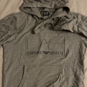 EA7 hoodie - Storlek M i bra skick, nypris 1110kr. Säljs billigt då jag inte använder den längre.