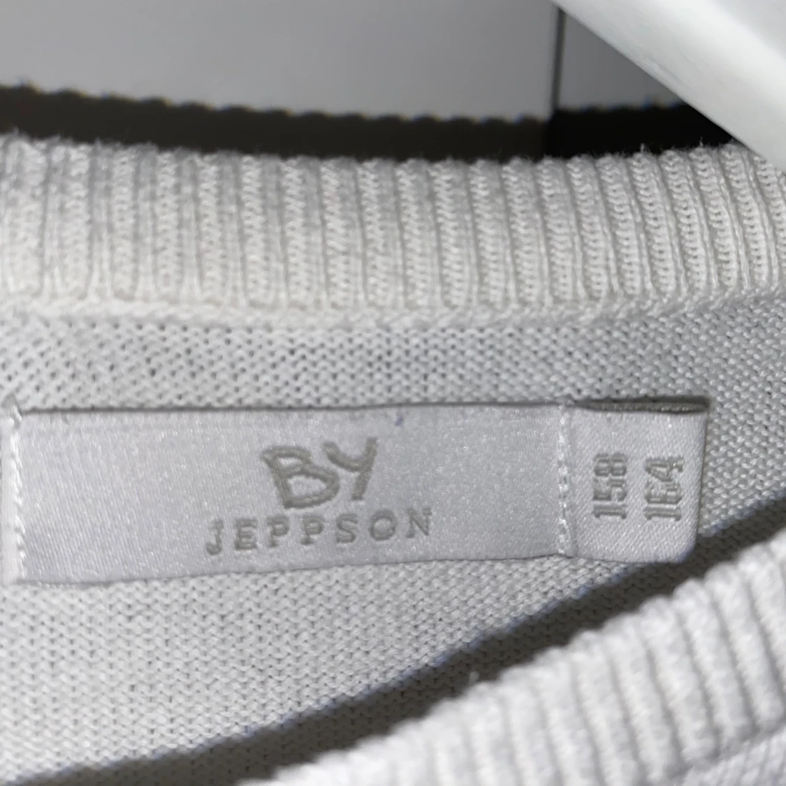 Vit kofta med knappar - 93