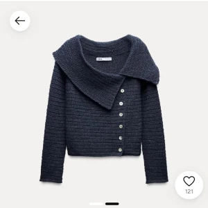 Mörkblå kofta från Zara - Säljer eftersom att den inte kommer till användning, skriv för fler bilder eller frågor💕