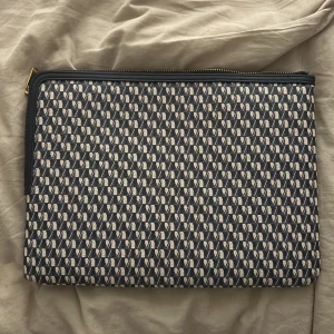 Mönstrad datorfodral - Så snyggt datorfodral i det populära mönstret från mango. Sälj inte längre! ❤️