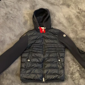 Moncler cardigan - Moncler cardigan. Storlek L men sitter som M