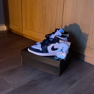 Air Jordan 1 Mid Obsidian - Hej säljer nu mina riktigt fräscha jordans säljer dem för dem inte passar mig i smaken använda ca 4 gånger du får med boxen andra snören( dem vita med på bilden) och merch Sweden crease skydd även dem sparsamt använda inköpt för 2000 nya från stockx 😁