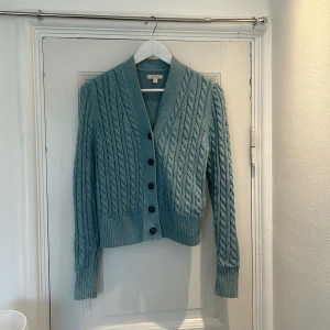 Cardigan från Barbour - Säljer en snygg ribbad cardigan från Barbour. Färgen syns bättre på sista bilden🩵I nyskick. 