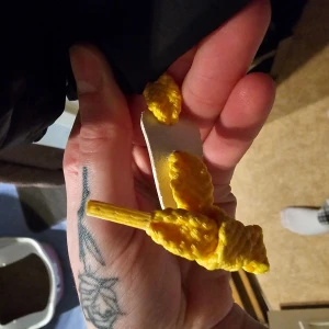 Svart dunjacka med gula detaljer - Säljer en svart dunjacka från fjällräven med gula snördetaljer. Jackan har en huva och flera fickor, perfekt för kyliga dagar. Den är både stilren och funktionell. Säljes för det priset jag anger då jag behöver köpa en i rätt storlek!