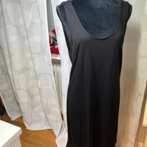 Super fin sommarklänning - Helt ny, har aldrig kommit till användning, köpt på HM, strl 38, faller väldigt fint. Obs att provdocka ha strl XS/S och klänningen sitter utmärkt på!