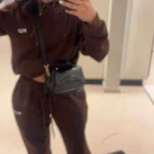 PLT mjukis sett - Pretty Little Thing mjukis dress i brunt, nästan helt nya. Storlek S men passar även M. Säljer byxor och hoodie tillsammans för 400 tillsammans eller 250kr st.