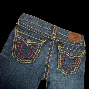 True Religion Jeans - True Religion lite bootcut men mer raka L29-30 W28 innerben 73cm midjemått 35cm står storlek 12 men har mätt storlek säljer pga försmå i midjan