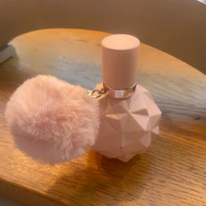 Ariana Grande parfym sweet like candy  - Säljer denna nästintill oanvända parfym, använt kanske max 5 gånger så den är nästan helt full. Priset är FAST då de redan är väldigt billigt☺️