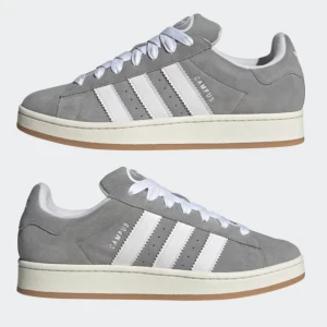 Grå Adidas Campus sneakers - Säljer mina uuurr snygga adidas campus skor! Använda men super fint bevarade, tvättas såklart redigt innan det skickas, dessutom super sköna! Nypris: 1449kr