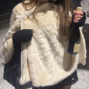 Vit pälscape - Elegant vit pälscape med en lyxig känsla. Köpt i Åre på Newport för 1600 kr använd en gång. 