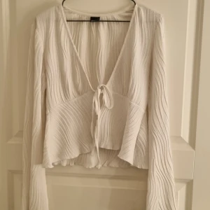 Gina tricot blus - Jättefin blus från gina tricot som knappt är använd, nypris 300💞 strl s! Knytning i mitten så man kan reglera hur tight den ska vara💞