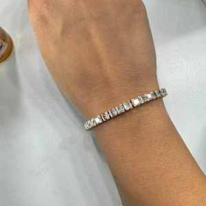 Helt nytt armband i 18k äkta guldpläterat  - Helt ny