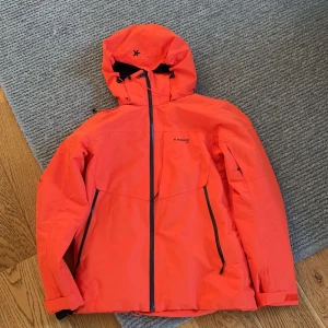 Skid/snowboardjacka från Everest Adv. - Orange jacka från Everest Adv. Storlek M. 