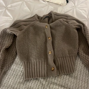 Beige stickad kofta från Shein - Säljer en beige stickad kofta från Shein, strl L men den är liten och kort i storleken!!💗