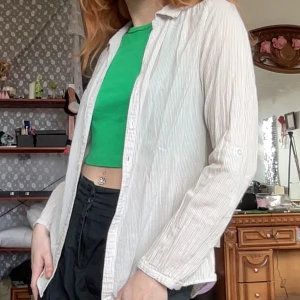 Vit och beige randig skjorta - Supermjuk vit och beige-randig skjorta med långa ärmar och knappar framtill. Skjortan har en klassisk krage och är tillverkad i bomull. Längd: 65cm Bredd: 42cm Ärm: 56cm