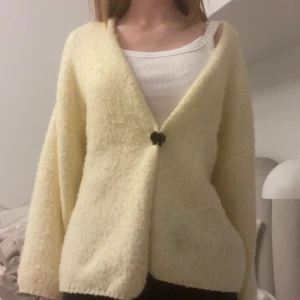 Gul kofta  - Mysig gul, trendig kofta. Sparsamt använd💕