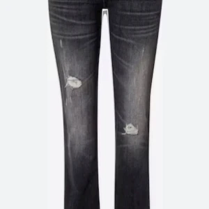 Svarta jeans från Ltb med slitningar - Snygga svarta jeans med slitningar på låren för en trendig look. Perfekta för en avslappnad stil. De har en klassisk passform och är tillverkade i ett bekvämt denimtyg. Strlk 27/32