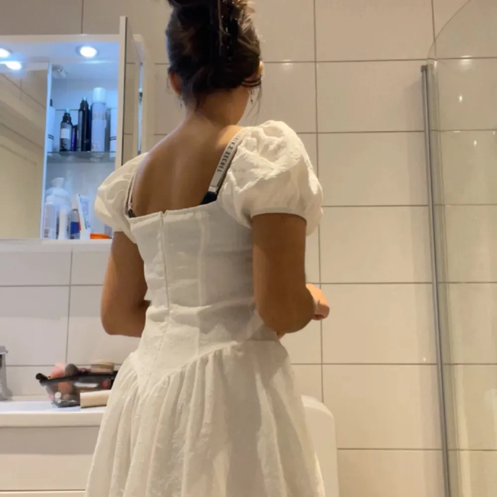En jätte skön och vacker klänning som inte har använts en enda gång. Den är perfekt för sommarkvällar även om det är långt bort behöver jag rensa ur min garderob inför vinern💕pris kan diskuteras . Mekot.