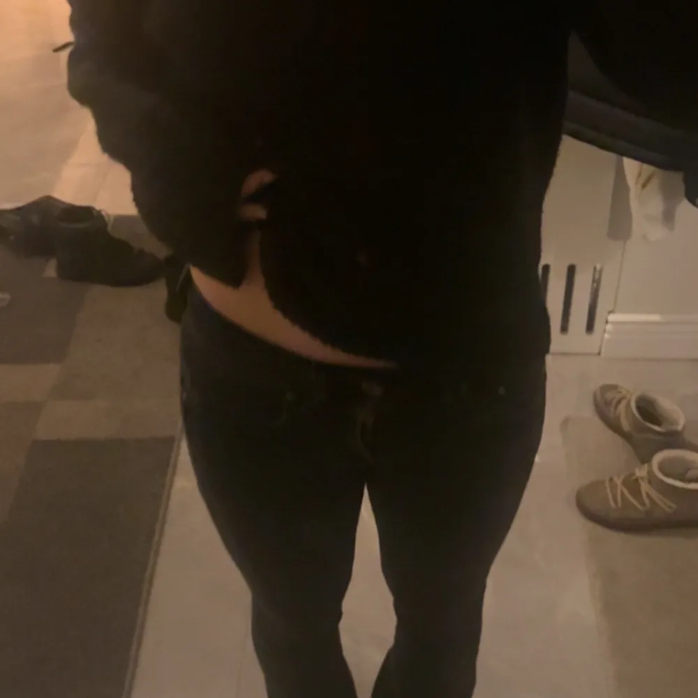Jag säljer ett par lågmidjade, straight leg jeans från Replay som har jättefina fickor och väldigt populära. Har endast kommit till användning ett få tal gånger. Storleken på jeansen är 27/32.. Farkut & Housut.