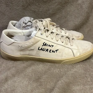 Saint Laurent skor  - Snygga saint Laurent skor, storleken är 43 (kan fixa innermått) | Finns lite små defekter (går säkert tvätta bort) | Inget Og | Hör av er vid frågor!