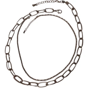 2st silver kedjor - Den smalare kedjan går att justera mellan längderna 40-44cm och den bredare går att justera mellan 45-50cm. De har lite skavanker. Inte äkta silver men inte säker på materialet :)