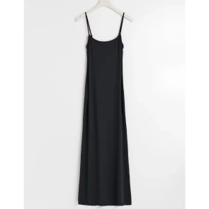 Skims liknande klänning från Gina Tricot  - Denna klänning påminner om den populära Skims klänning men är från Gina Tricot. En långklänning med figurnära passform i storlek S. Använd endast 2 gånger☺️