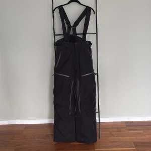 Svarta skidbyxor med hängslen Everest - Säljer ett par svarta skidbyxor med hängslen från Everest . Byxorna har flera praktiska dragkedjor och är utrustade med Recco-teknologi för extra säkerhet i backen. Använda ett förtal gånger. Pris kan diskuteras.