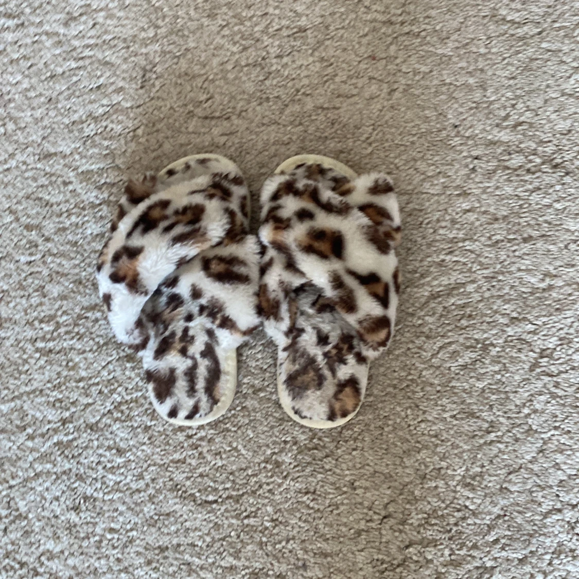 Leopardmönstrade tofflor