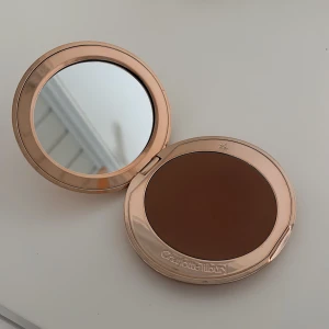 Bronzer från Charlotte Tilbury - Charlotte Tilbury Airbrush Bronzer i färgen ”3 tan doré ”. Endast testad 2 gånger! Säljer då den inte kommer till användning av mig 💞hör av er för mer info eller frågor:) Priset kan diskuteras privat!