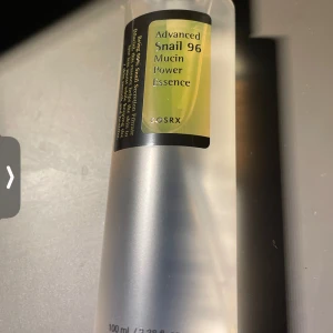 Advanced Snail 96 Mucin Power Essence - Säljer en flaska med Advanced Snail 96 Mucin Power Essence från COSRX. Produkten innehåller 100 ml och är känd för sina återfuktande och reparerande egenskaper. Perfekt för att förbättra hudens elasticitet och ge en strålande lyster.