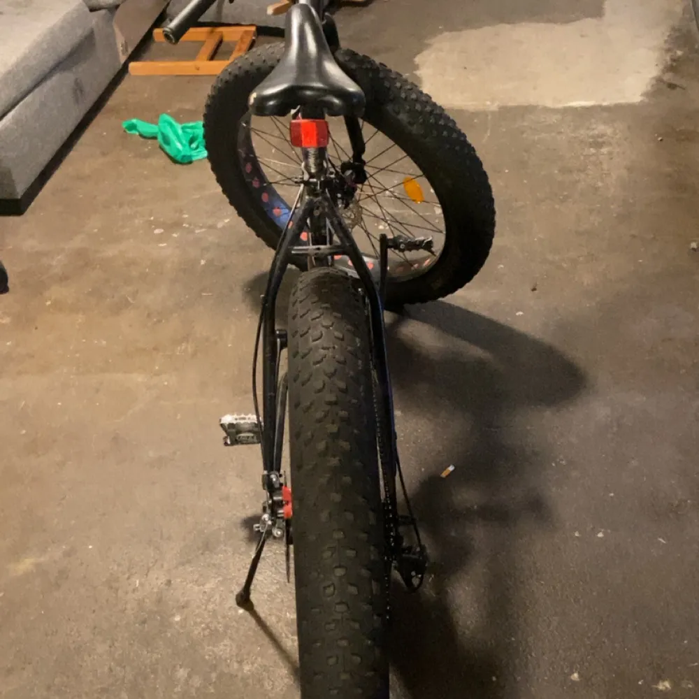 Köpt för 5000 för ungefär 3 år sedan, bromsen är sönder och fram däcket för långt bak så man inte kan svänga, men de är enkel fix på båda problemen . Muu.