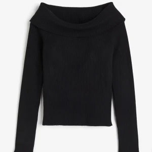 Svart ribbad offshoulder tröja - Snygg svart tjock  tröja med offshoulder-design. Perfekt för en stilren look med långa ärmar och en bekväm passform. Ett måste i garderoben för den som gillar minimalistisk stil.