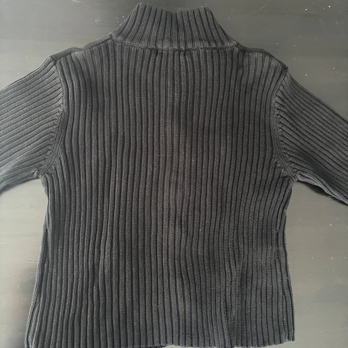 Svart ribbad kofta - 90