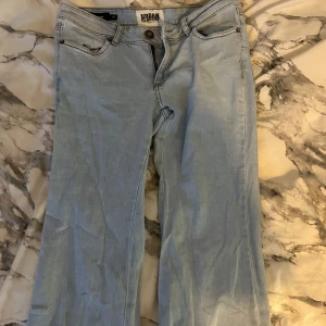 Ljusblå jeans från Urban Classics - Snygga ljusblå jeans från Urban Classics i en klassisk femficksmodell. De har en dragkedja och knapp framtill samt bälteshällor. Perfekta för en avslappnad stil. Har använt endast 1 gång då dom är för stora☺️
